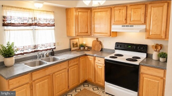 Photo - 2561 Robinson Pl
