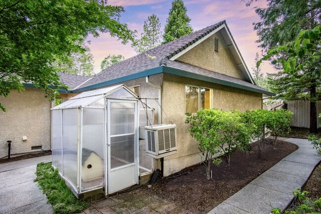 Photo - Spacious 3 Bedroom 2 Bathroom Home in Conv...