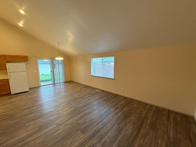 Photo - 1685 Lucinda Ave NE