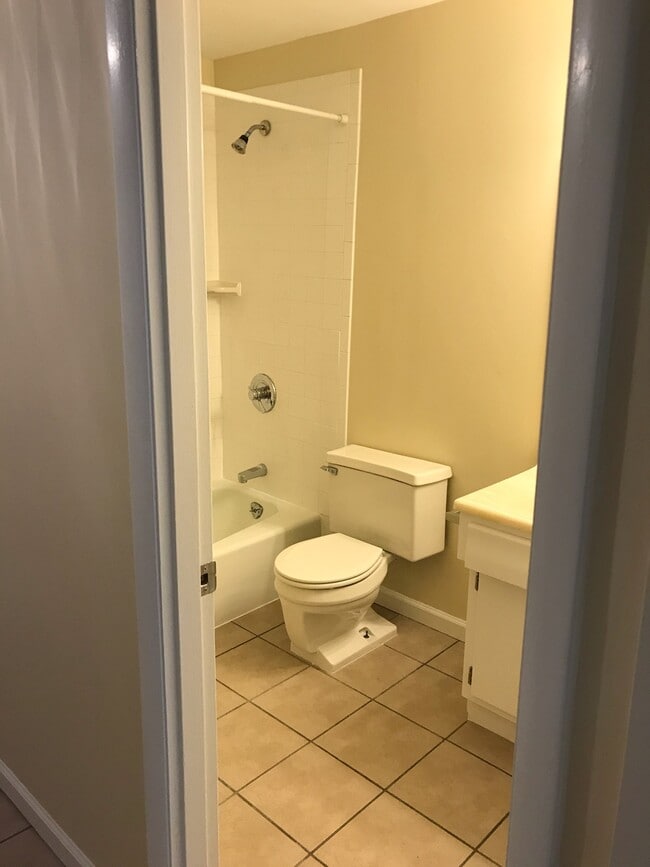 renovated bath - 424 Aylesford Pl Unit #1