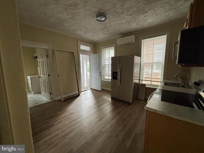 Photo - 130 E 4th St