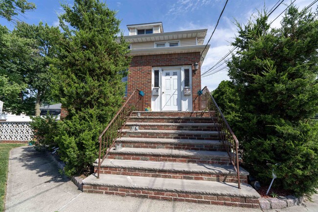 Building Photo - 236 Franklin St Unit 2