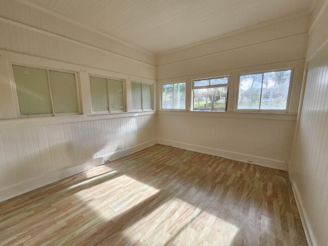 Photo - 2 Bed 1 Bath Apartment with one parking.  Tenant pay all utilities. Unidad B 2 -East