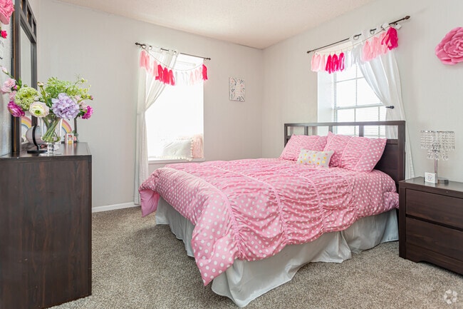 2BR, 2BA - 960SF