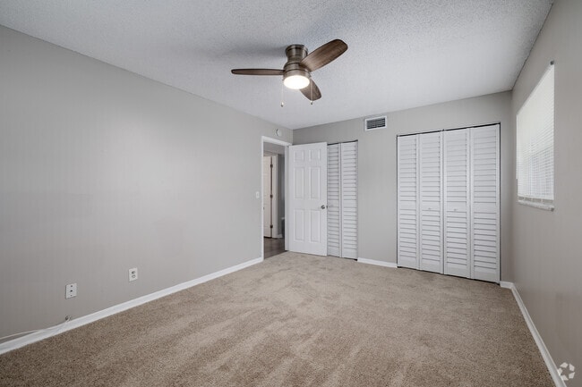 2BR, 1BA - 934SF - Primary Bedroom