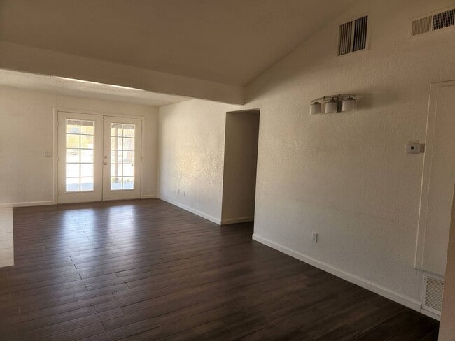 Photo - 4 Bedroom, 2 Bathroom Home!