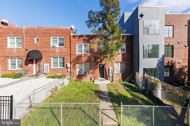 Building Photo - 905 19th St NE