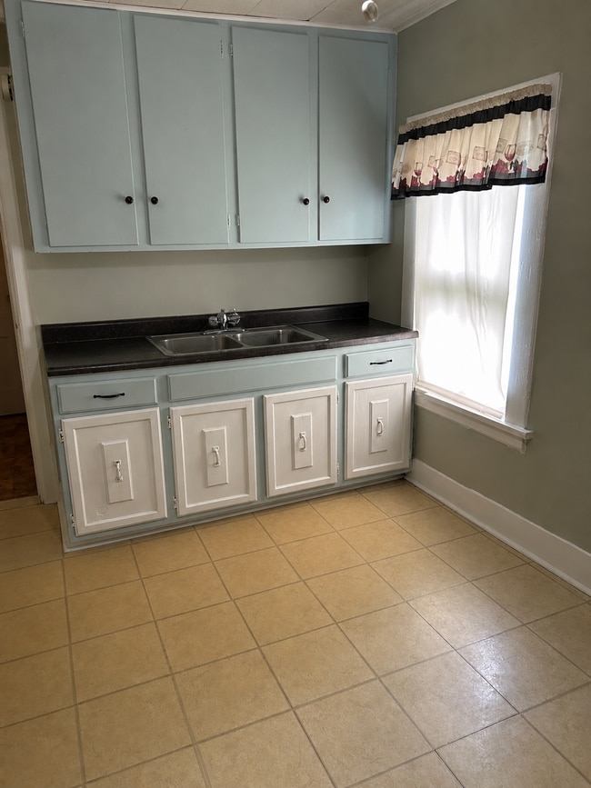 Building Photo - 1 Bedroom Apartment in Caledonia - Available August 8th, 2026 Unit Apt 4