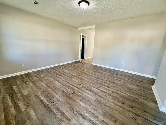 Photo - 2432 Yorkshire Dr SW