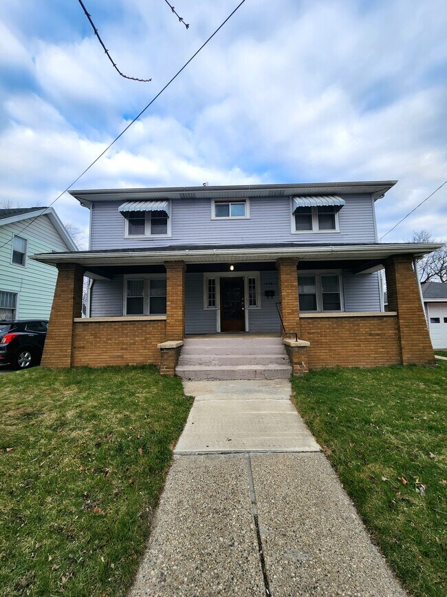 Photo - 1638 Alpine Ave NW House
