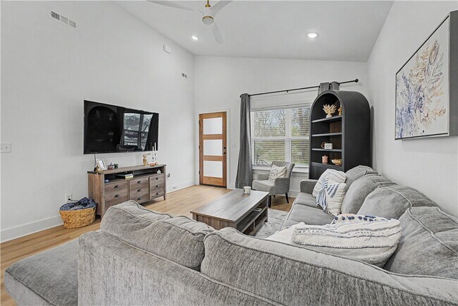 Photo - 20 Kentallen Ln