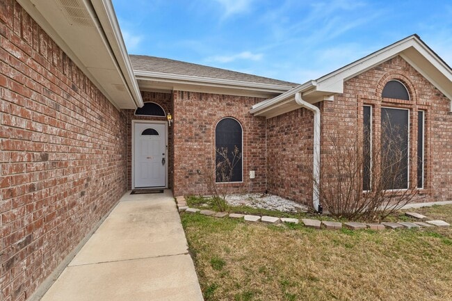 Photo - 3 Bedrooms, 2 Bath, 2 Car Garage, with private office conveniently located to multiple Fort Hood ...