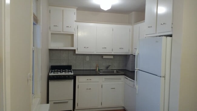 Building Photo - 700 Summer St Unit 9H