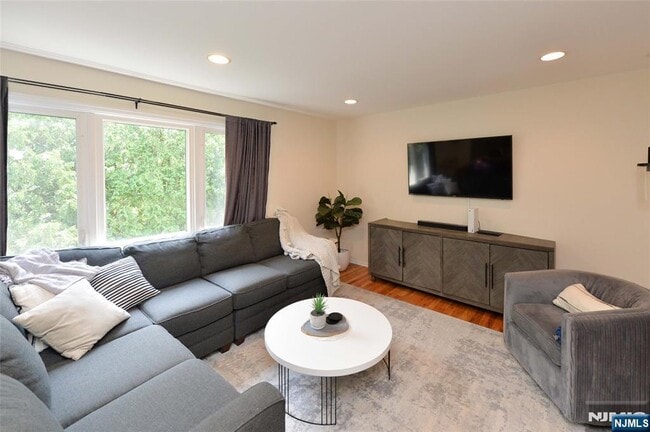 Photo - 40-10 Paterson St