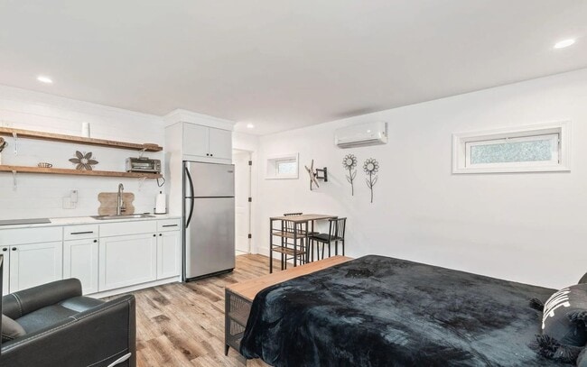 Photo - 1712 Cunningham Ln