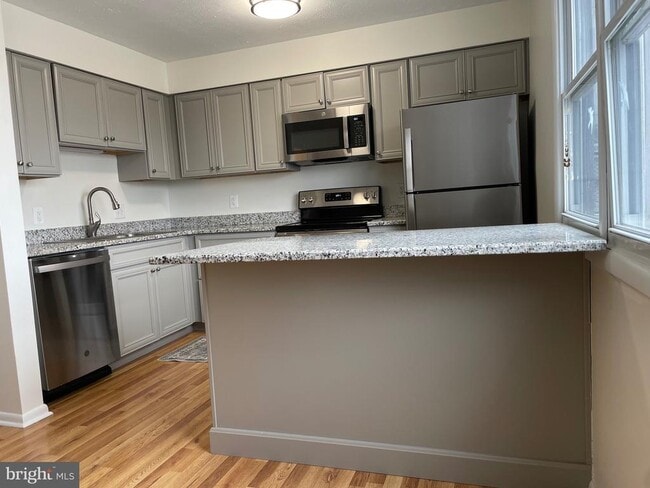 Photo - 136 Scott St