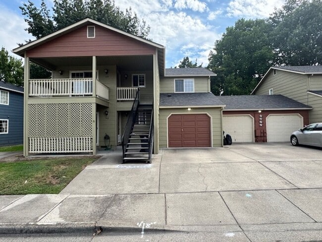 Building Photo - 3 Bedroom Upstairs Condo with Garage