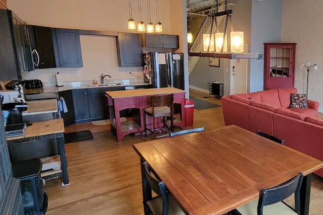 Photo - 722 Commerce St