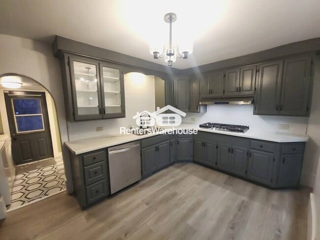 Photo - 1426 Douglas St