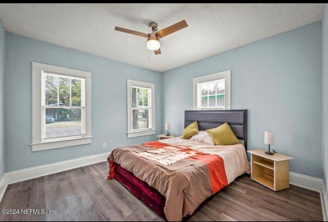 Photo - 417 W 60th St