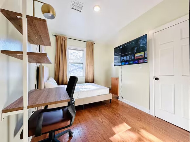 Building Photo - Furnished room/NOT APARTMENT Unit 2