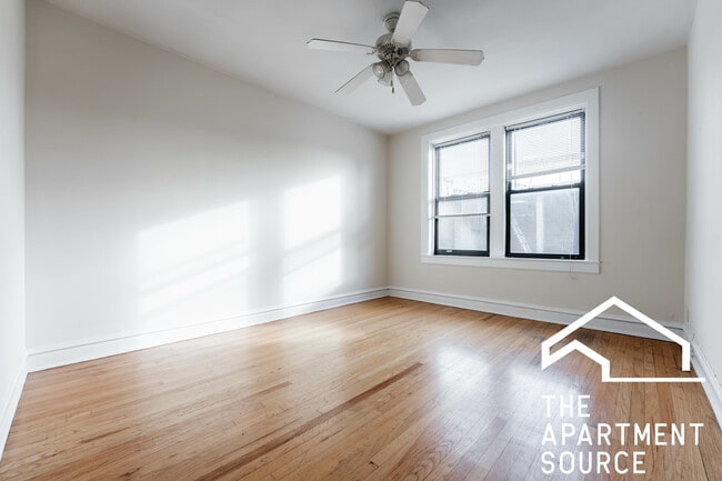 Building Photo - 1949 W Winnemac Ave Unit 3