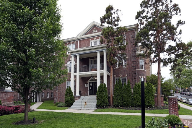 Spruce Hill Court - Campus Apartments