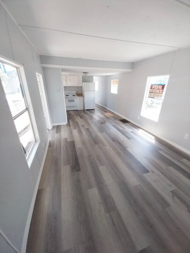 Building Photo - Remodeled 3BR/1BA Auburndale Mobile Home! ...
