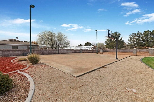 Photo - Spacious 5 bed 3 bath with large back yard.