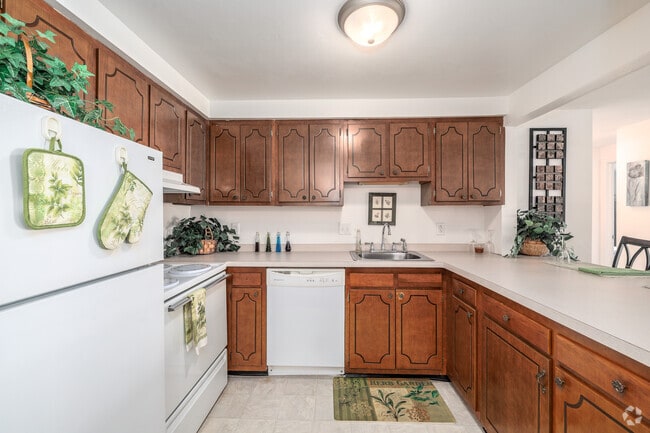 2BR, 1BA - 825SF - Kitchen - Windsor Mews Apartments