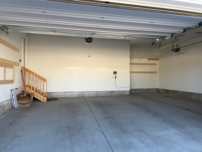 3 car garage - 1033 Urial Dr