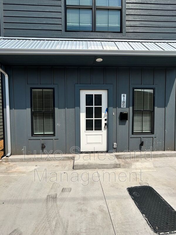 Photo - 610 W 2nd St