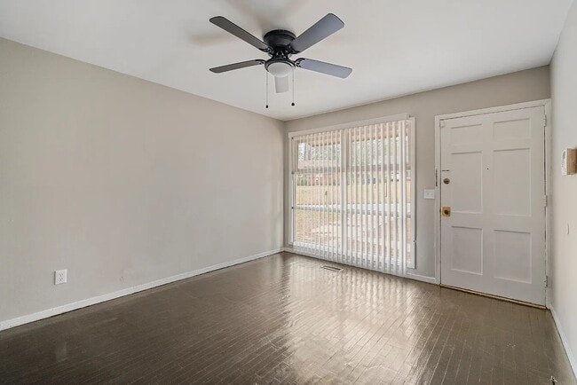 Sala de estar - 4647 Buckner St