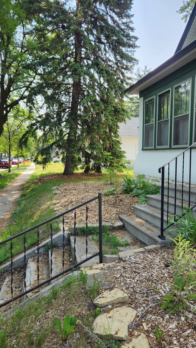 Building Photo - 942 Rose Ave E Unit 1