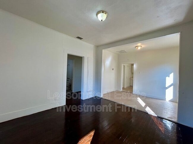 Photo - 2924 Dupont St