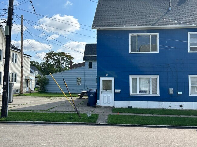 Photo - 1814 William St Apartments Unit Upper rear 4
