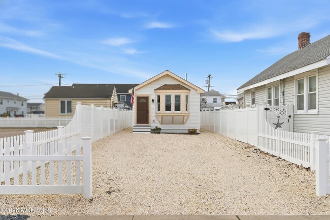 Photo - 105 O St