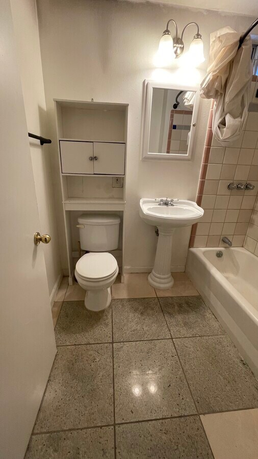Baño - 13947 Meadow Ln