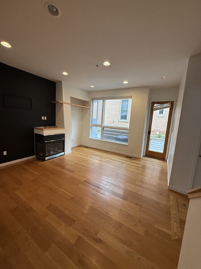 "Spacious 3-Bedroom Townhouse Retreat in Vibrant Denver with 2.5 Baths – 2047 Sq Ft of Modern Liv...