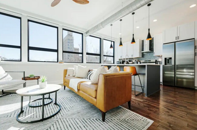 Photo - 122 College St