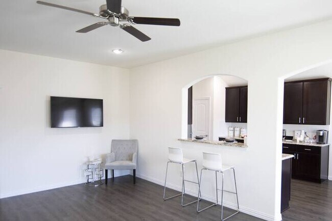Photo - 2124 Peppermint Ln