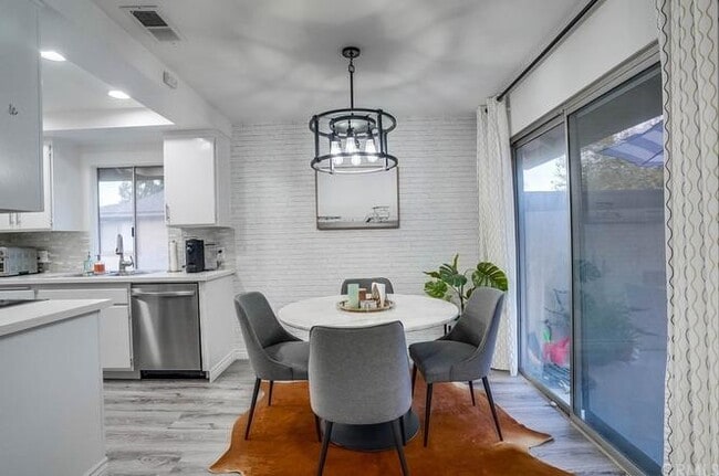 Photo - 1833 Camberley Ln