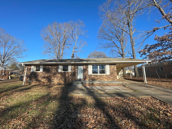 Building Photo - 3 bedroom 1 bath brick ranch home-Pet Friendly! Large lawn! Freshly Painted!
