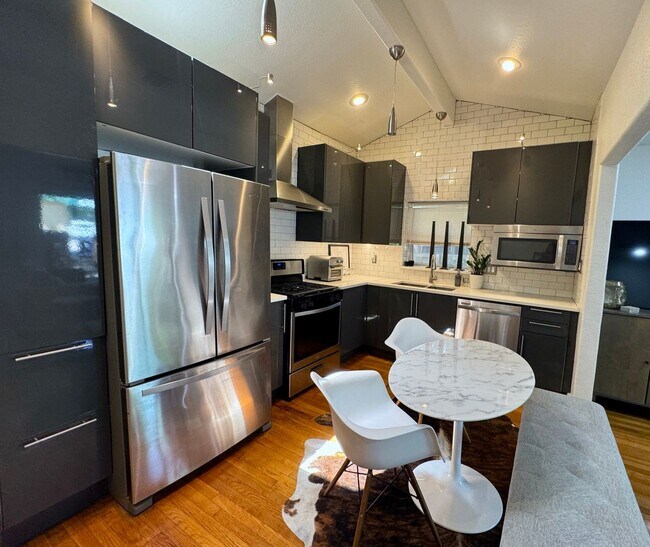 Building Photo - 1810 Newton St