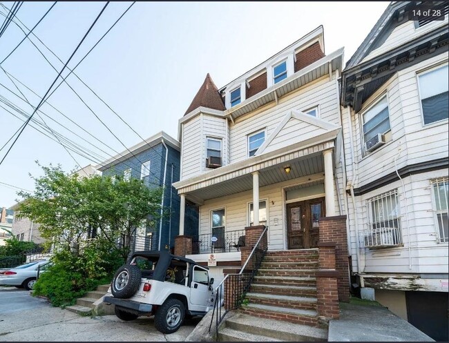 Building Photo - 207 Jewett Ave Unit 2