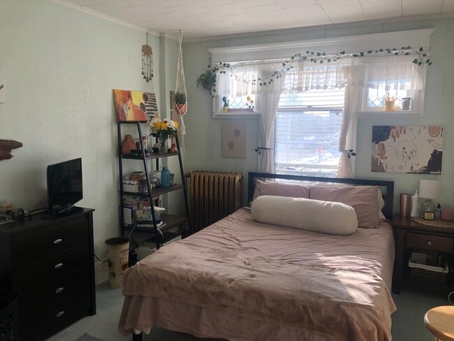 Photo - AVAILABLE JUNE - Upper 2 Bed 1 Bath Apt w/ Private Laundry Unit 1128 Hammond Ave - 2