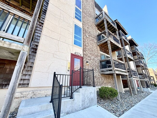 Building Photo - Top-Floor Plaza Condo with Vaulted Ceilings & Dual Balconies