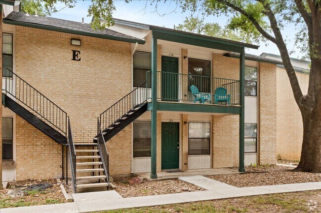 Building Photo - Great Location, Immediate Move In availabl... Rental