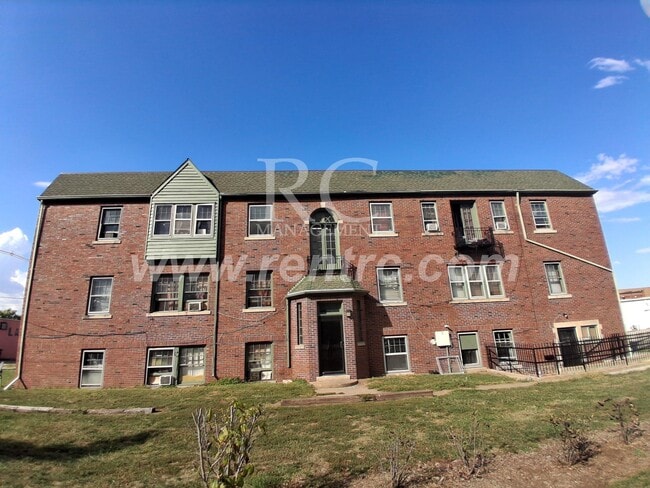 Building Photo - 210-145 Walnut-