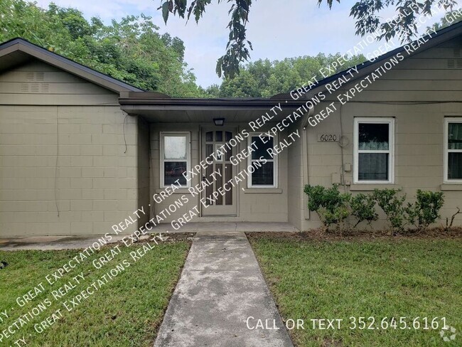 Building Photo - Updated 2 Bedroom Home With Fenced Yard